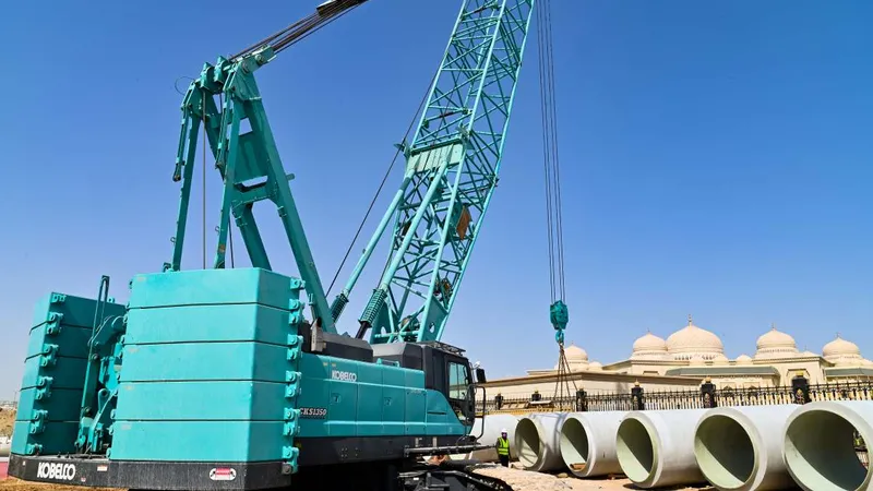 Hydraulic hoses in Kobelco CKS1350 crane