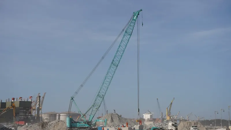 KOBELCO is dubbed as one of the top Japanese manufacturers of hydraulic crawler cranes