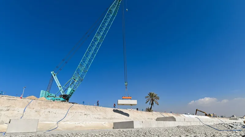 The KOBELCO CKS2500 is the new build of the 7250S 250-ton crawler crane, ideal for infrastructure works