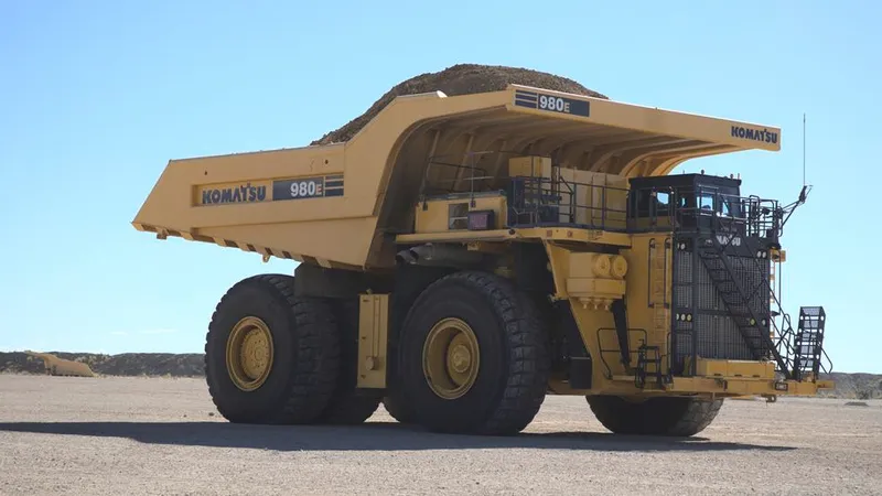شاحنة 980E هي أكبر شاحنة ثقيلة صلبة من كوماتسو حتى الآن - الصورة مقدمة من موقع northamericanmining.com