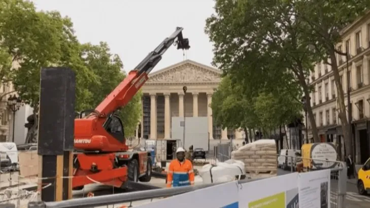 A telescopic crane working in Paris