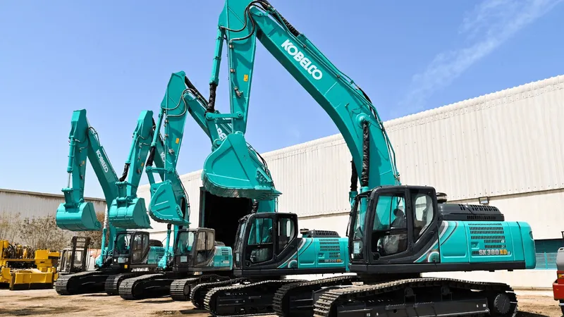 مجموعة حفارات كوبلكو متوسطة الحجم في صالة عرض شركة المروان في منطقة جبل علي، دبي، الإمارات.