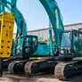 A Jisung 30GT fitted on a Kobelco medium excavator
