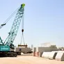 The CKS800 crawler crane has an operating weight of 75.1 tons and is powered by a diesel Hino J08E-VM engine, capable of delivering 213 kW