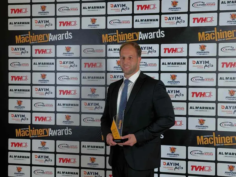 Mr. Motaz Al Zaeim receiving the CMME award&nbsp;