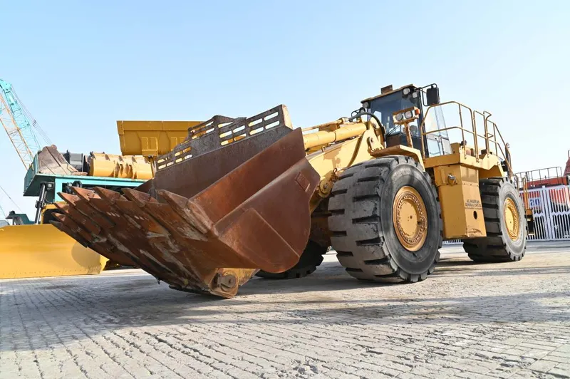 The Caterpillar 988G wheel loader
