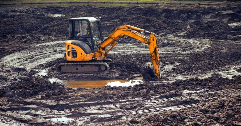 mini excavator in muddy grounds 