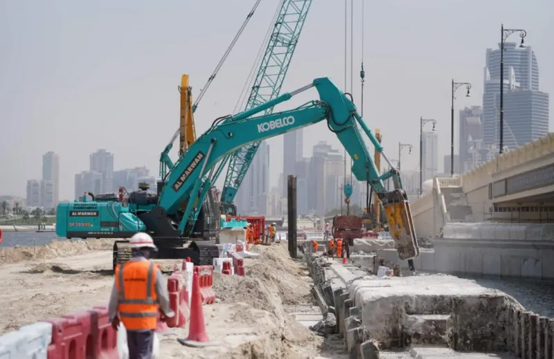 The Kobelco SK380 excavator with a Komatsu PC450 digger and a Kobelco CKS1350 crawler crane on the Al Layyah Canal project site