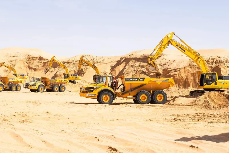 حفار كوماتسو مع شاحنة تفريغ
