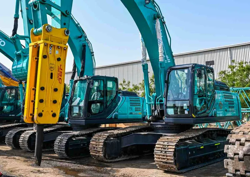 A Jisung 30GT fitted on a Kobelco medium excavator