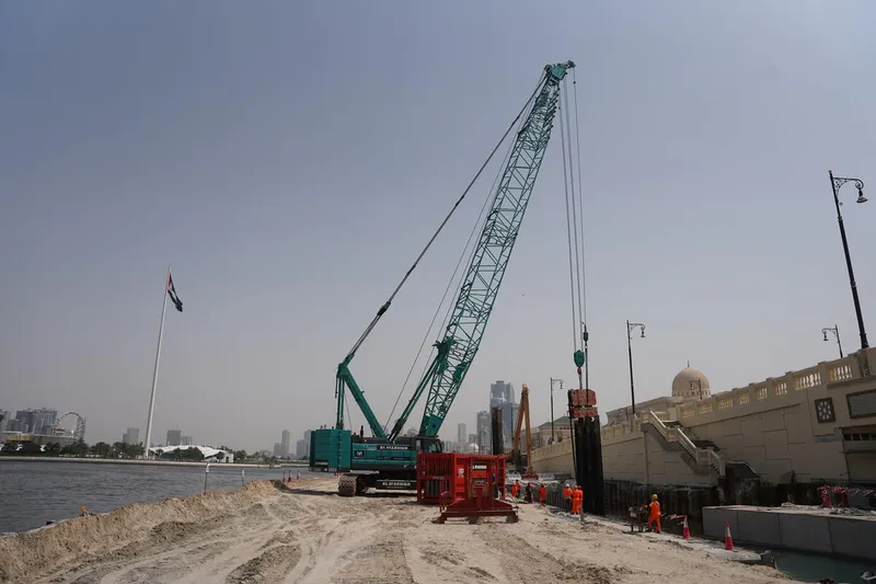 A Kobelco CKS1350 crawler crane on Al Layyah Canal job site