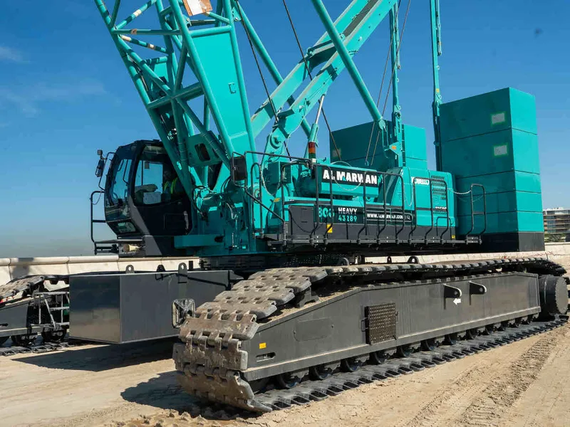 A closer look at the undercarriage of the Kobelco 7250S 250 ton crawler crane