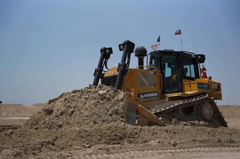 الجرار كات D8T التابع لأسطول المروان للتأجير كما يظهر أثناء العمل في أبوظبي، الإمارات العربية المتحدة