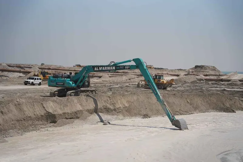 حفار كوبلكو SK850 ذات الذراع الطويل سعة 85 طن أثناء تشغيله في مهمة التجريف البحري.