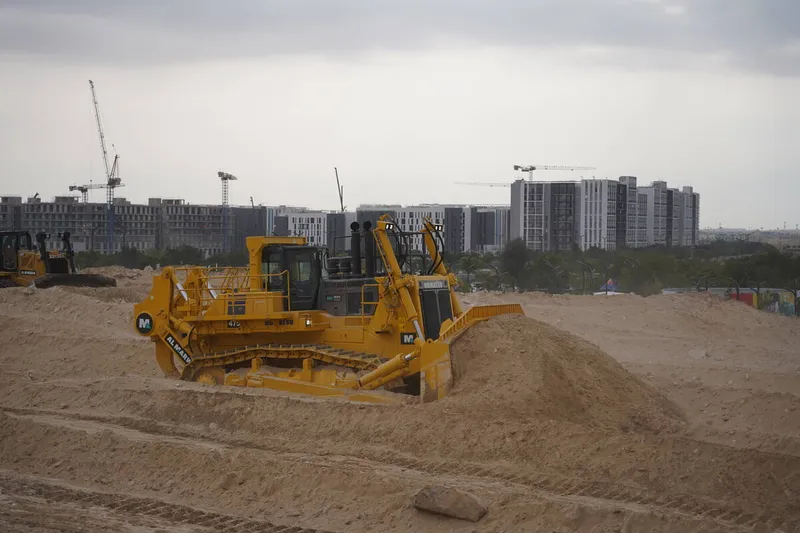 Komatsu D475A is the world’s third-largest dozer