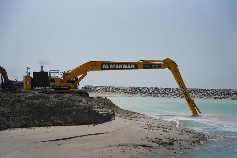 A Komatsu PC850 long boom excavator on Al Jaraf worksite