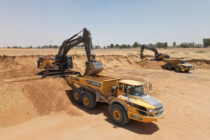 لودرات كوماتسو بعجلات WA470 والحفارات الكبيرة من فولفو بوزن 55 طن 
