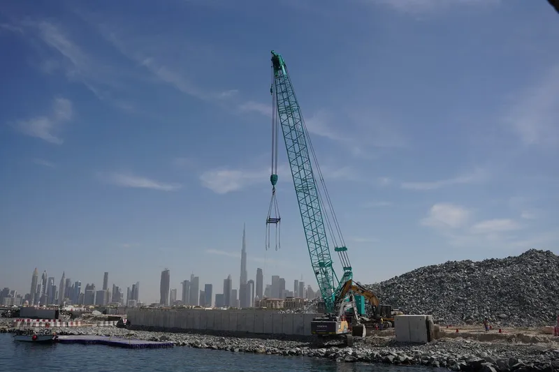 The Kobelco 7250S crawler crane at one of Al Marwan’s marine job sites