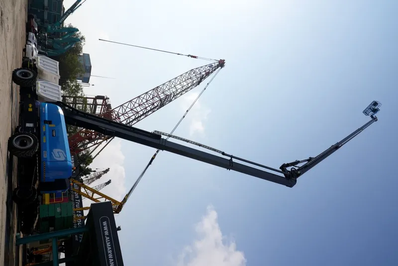 articulated boom lift