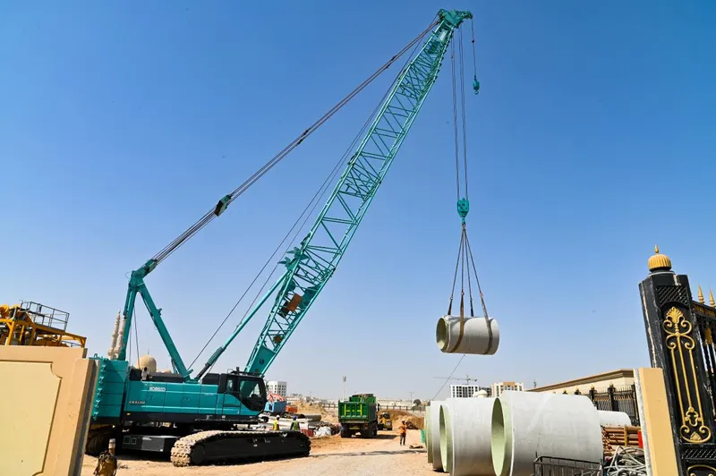 Kobelco CKS1350 crawler crane.