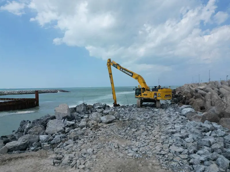 Komatsu long boom excavator