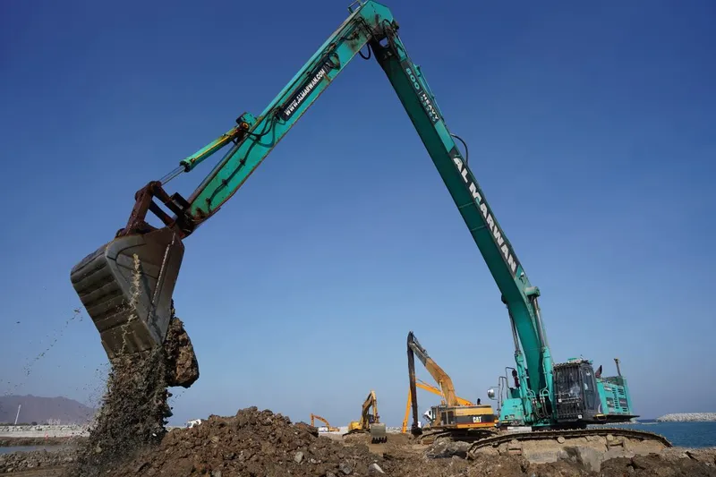 Kobelco SK850 long 30-meter boom excavator.