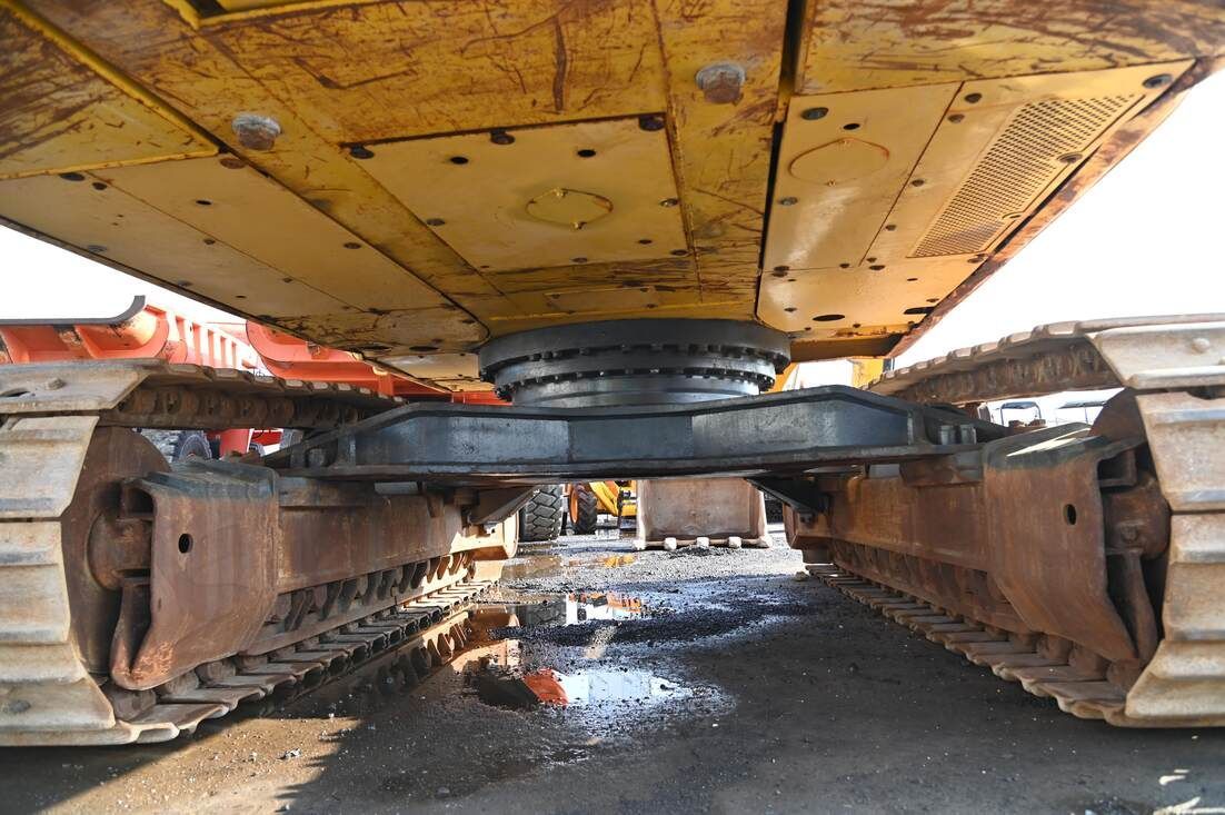 Komatsu PC450-8 Track Excavator 2016 undercarriage-view - Al Marwan Heavy Machinery