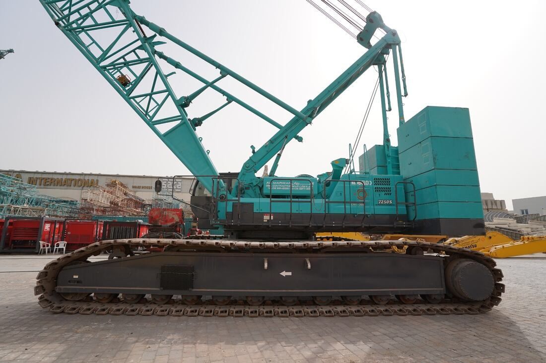 2015 Kobelco 7250S Crawler Crane CRC-0300 left side - Al Marwan Machinery