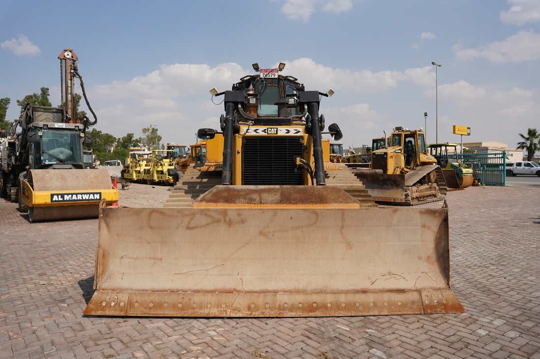 Buy the Cat D6R LGP Bulldozer-Heavy Duty Tasks | Al Marwan 