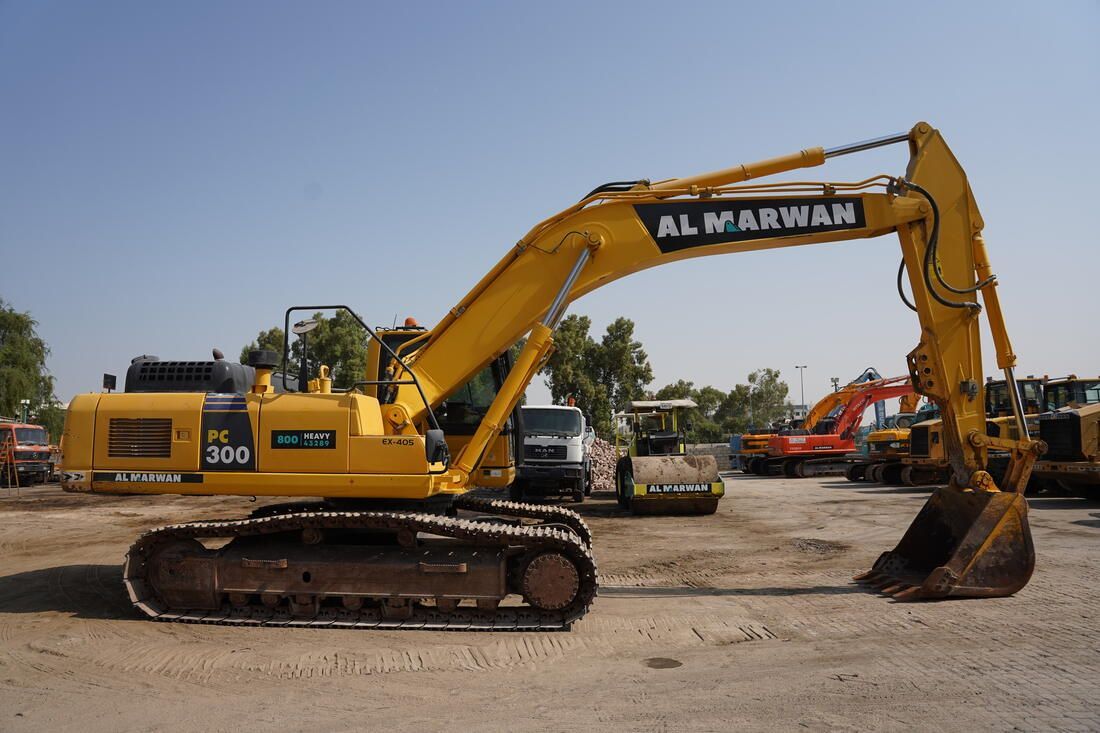 2018 Komatsu PC300-8MO Track Excavator right side view - Al Marwan Heavy Machinery