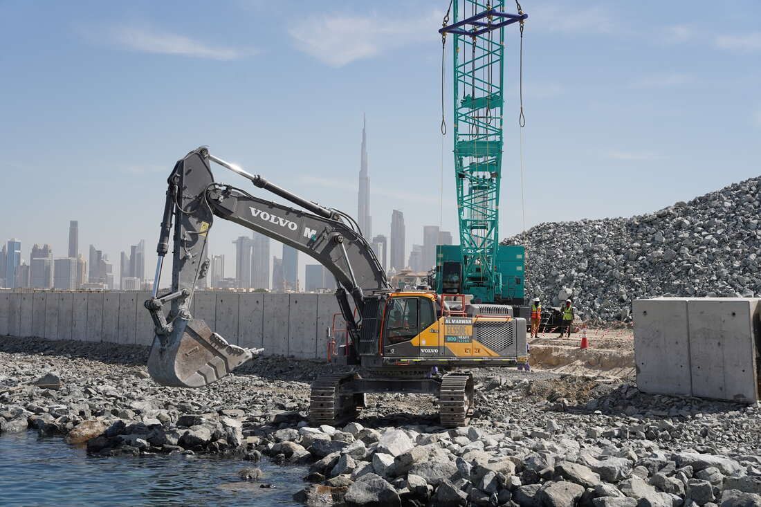 Rent 55 ton Large Excavators, Application image | Al Marwan