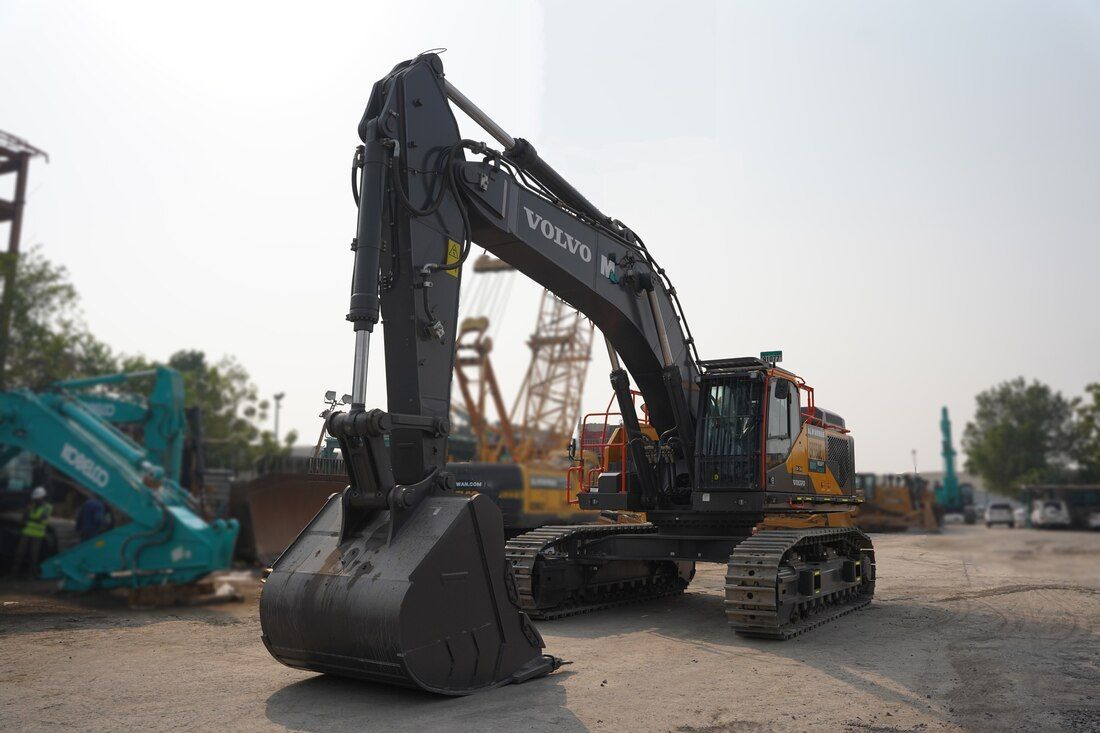 Rent 55 ton Large Excavators, Standard Boom | Al Marwan