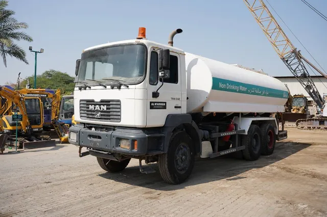 This used 2004 Man 33.373DFC 6x4 Water Truck have a liquid capacity up to 5000 gallons. Buy this heavy truck on Al Marwan.