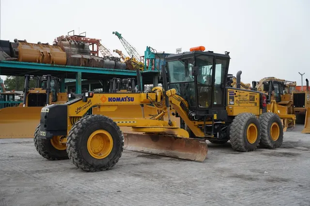24-Ton Motor Graders With Ripper For Rent By Al Marwan